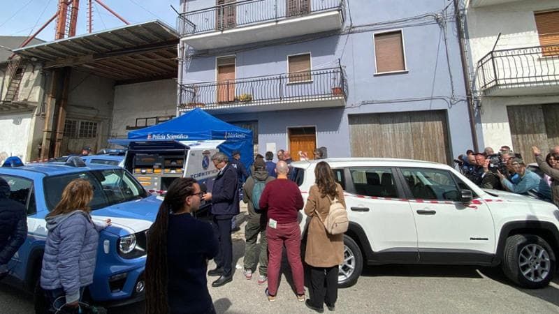 Avvelenate con la ricina, sopralluogo di 3 ore nella casa delle vittime per prelevare pc e cellulari