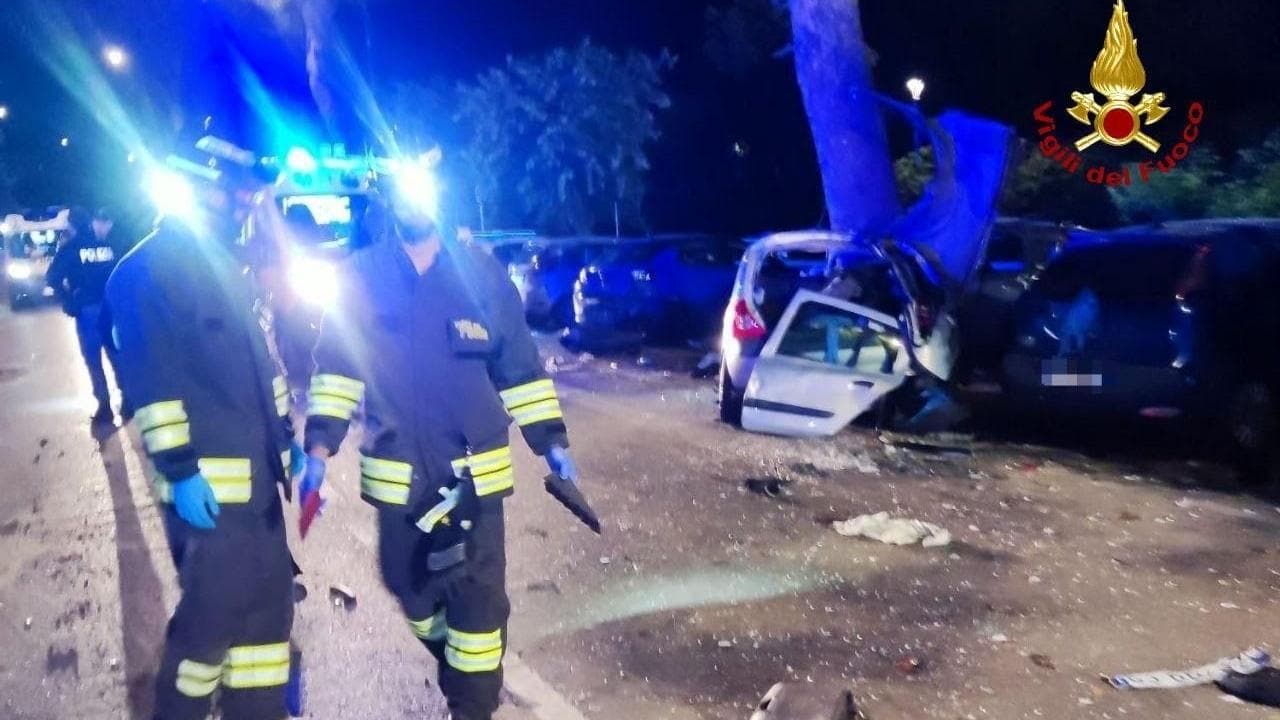 Forlì, schianto con l’auto: morte due studentesse di 23 e 26 anni. Grave la sorella di una vittima