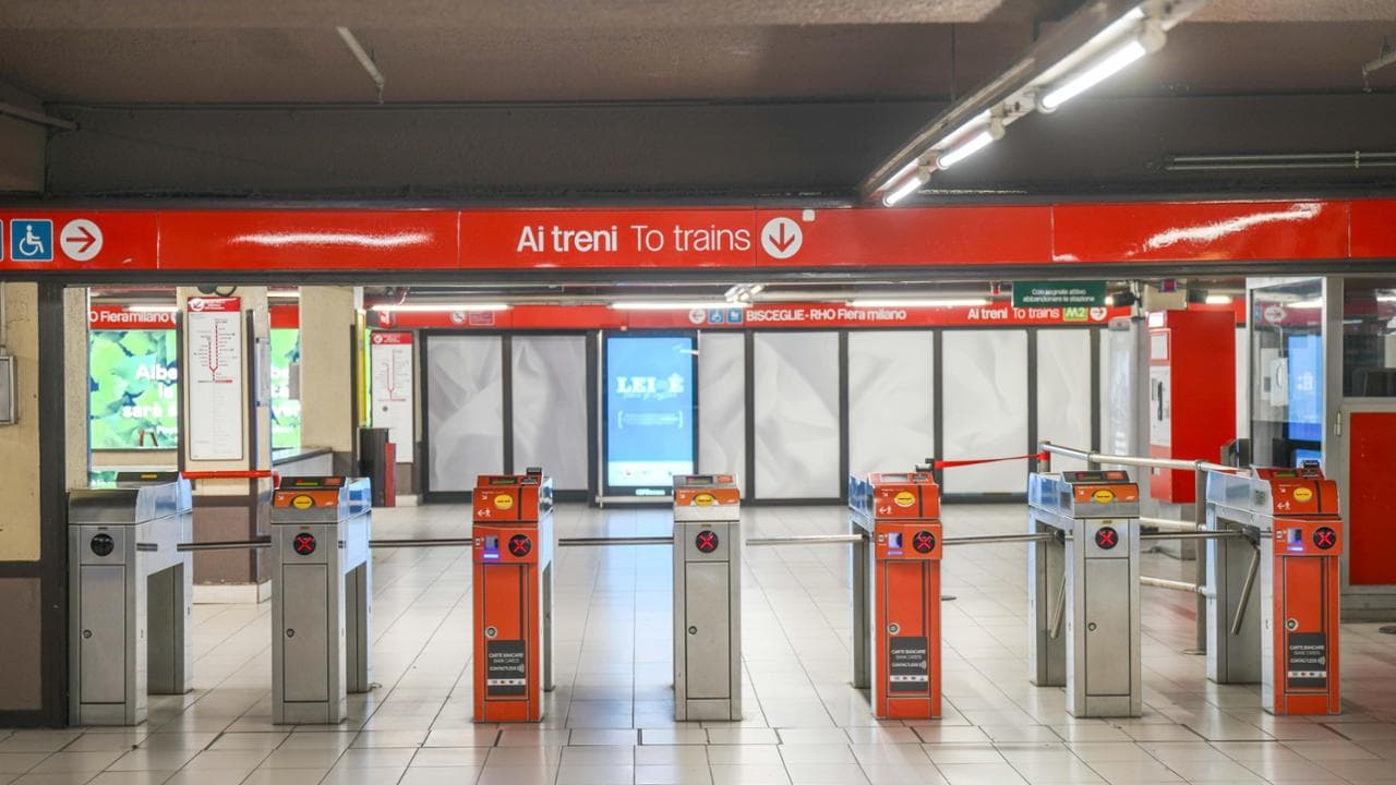 Frenata brusca della metropolitana in centro a Milano per evitare un suicidio, diversi contusi e feriti