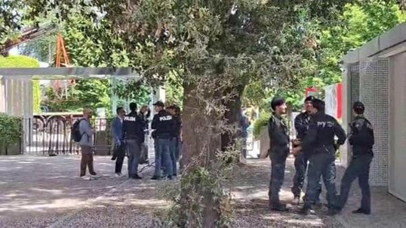 Padiglione russo blindato, spuntano tronchi a coprirlo