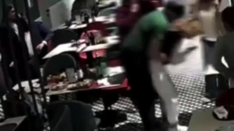 Una ragazza sta soffocando in pizzeria, il titolare le salva la vita con la manovra di Heimlich