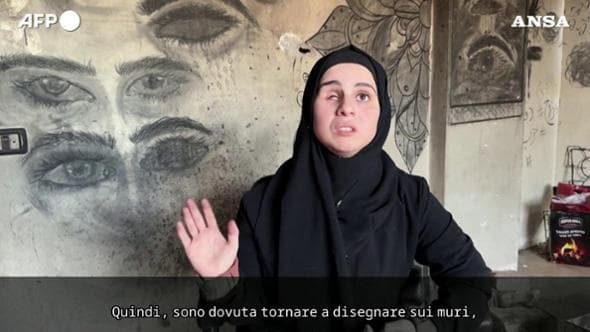 Areej pittrice senza un occhio per una bomba: "Non ho tela, dipingo con il carbone sul muro"