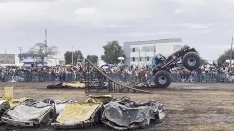 Il "monster truck" perde il controllo e finisce sulla folla: due vittime