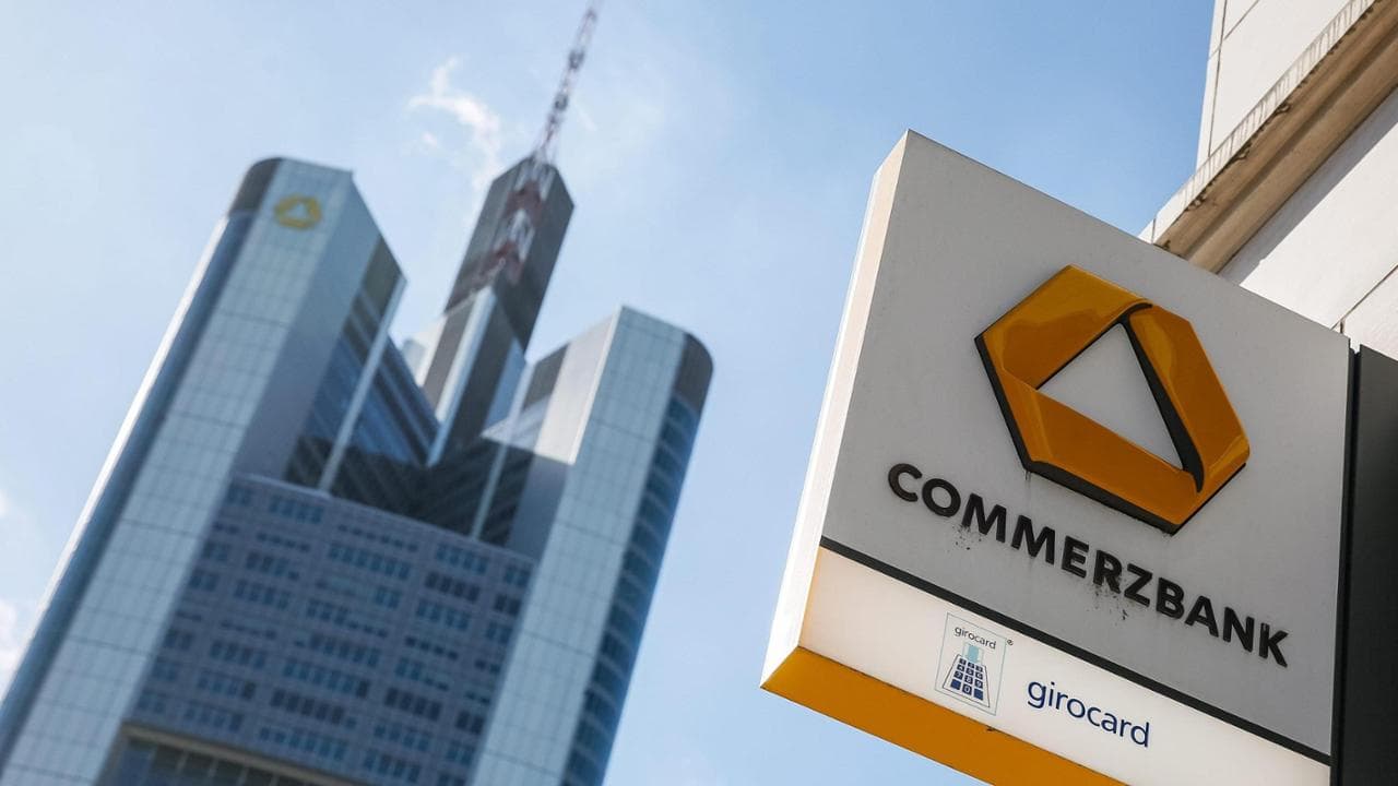 Unicredit, via libera dell'assemblea per l'operazione Commerz. I tedeschi: “Così ci smantellano”