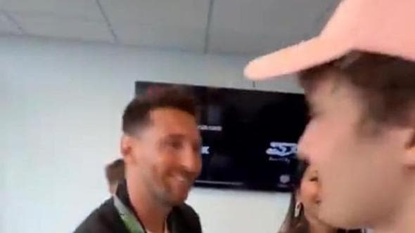 Messi e famiglia abbracciano Kimi Antonelli dopo la vittoria. Il pilota: "Scusate, sono sudato"
